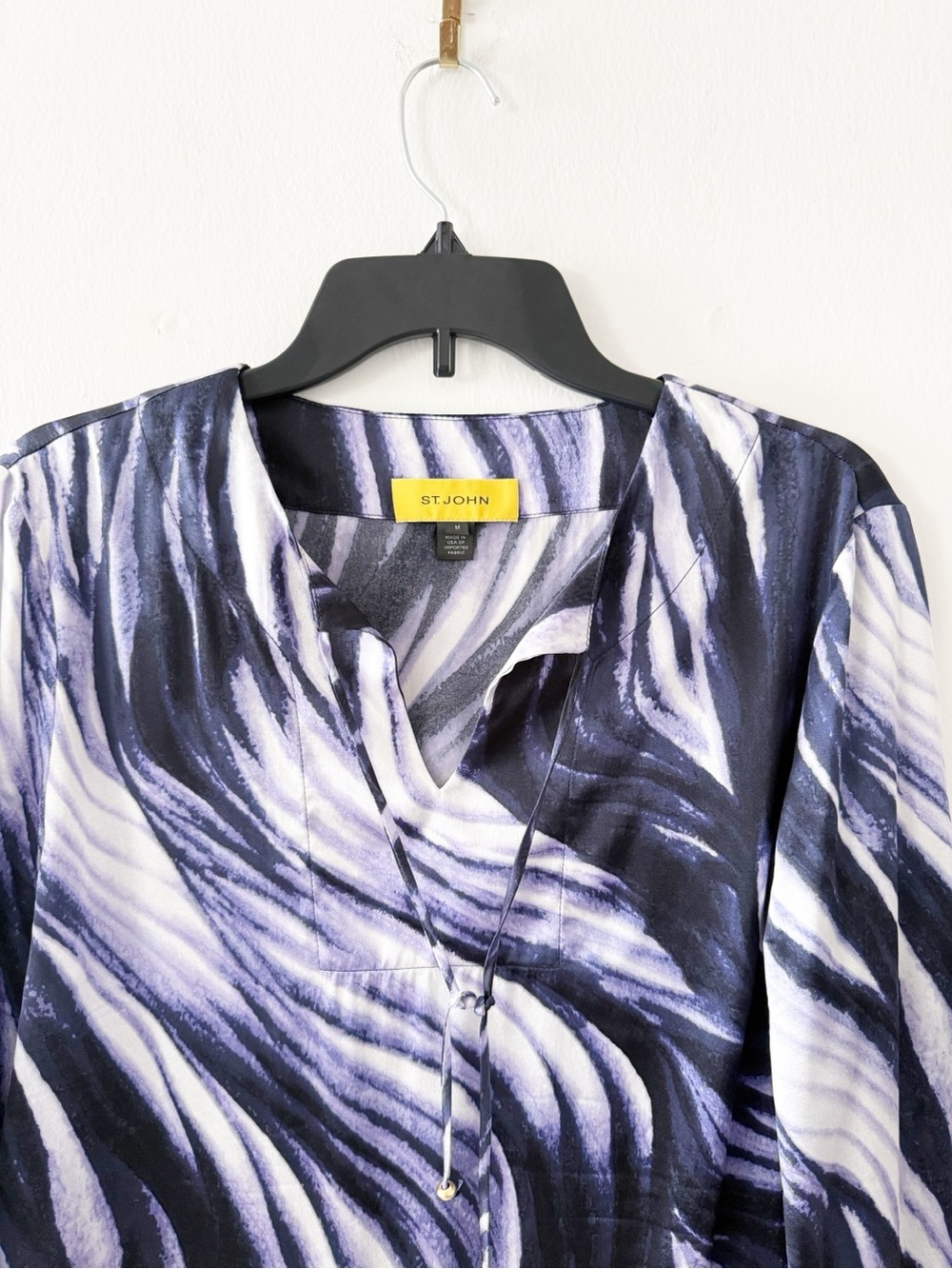 St. John Satin Silk Abstract Marble Print Long Sleeve Blouse Size Medium (M) - Picture 3 of 10